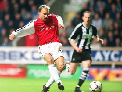 Ảnh Dennis Bergkamp thời còn thi đấu